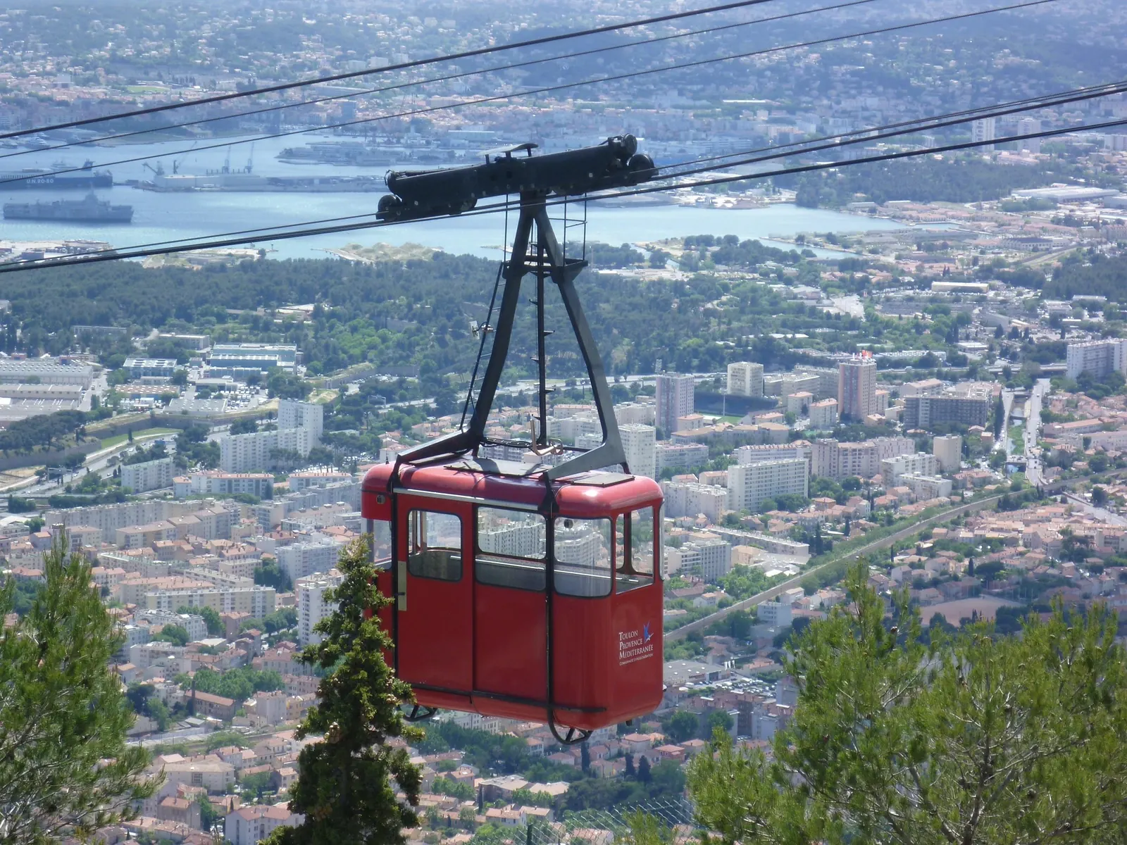 Téléphérique du Mont Faron surplombant la rade de Toulon
