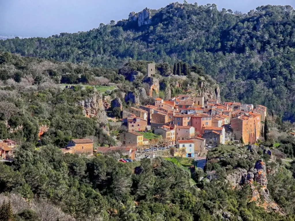 Village provençal perché dans le Var