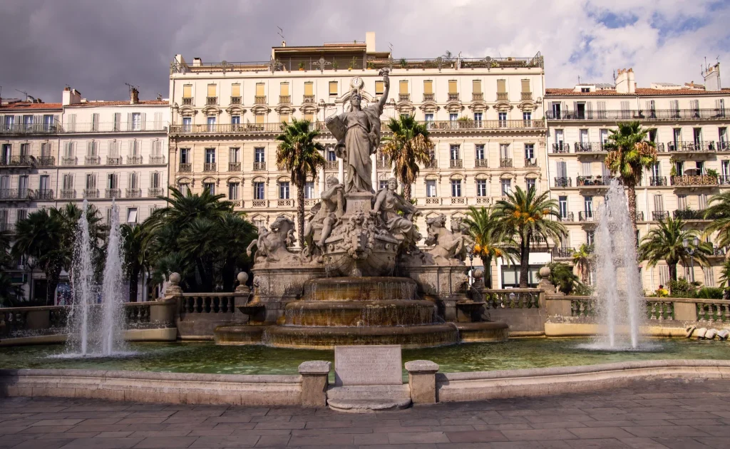 Fontaine et monument de la place de la Liberté à Toulon dans le Var