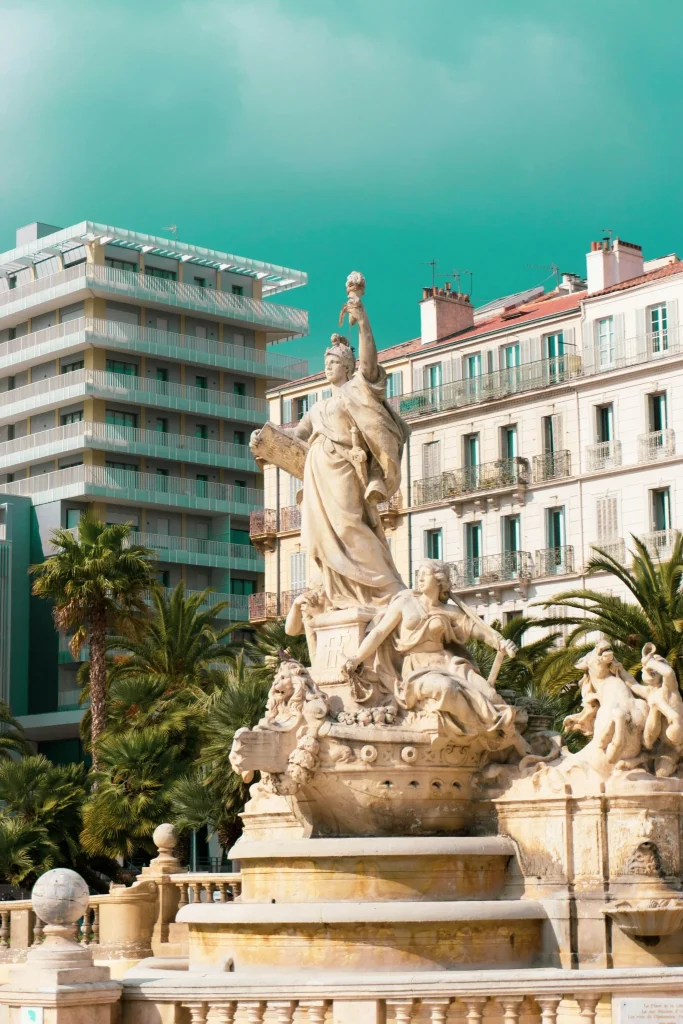 Place de la Liberté à Toulon avec sa fontaine et ses palmiers