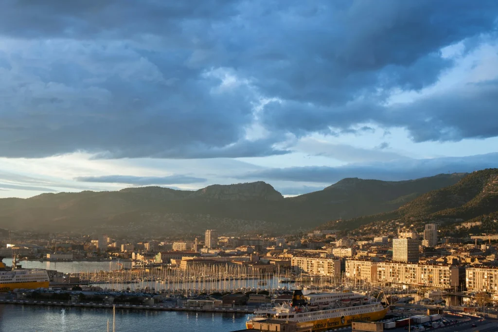 Vue panoramique du port de Toulon et de sa rade dans le Var