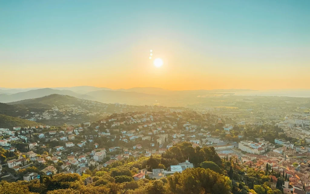 Vue panoramique de Hyères au coucher du soleil