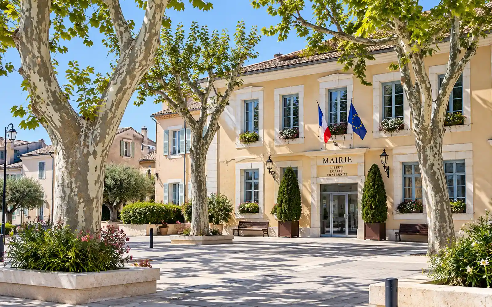 Mairie de La Farlède et place arborée du centre-ville