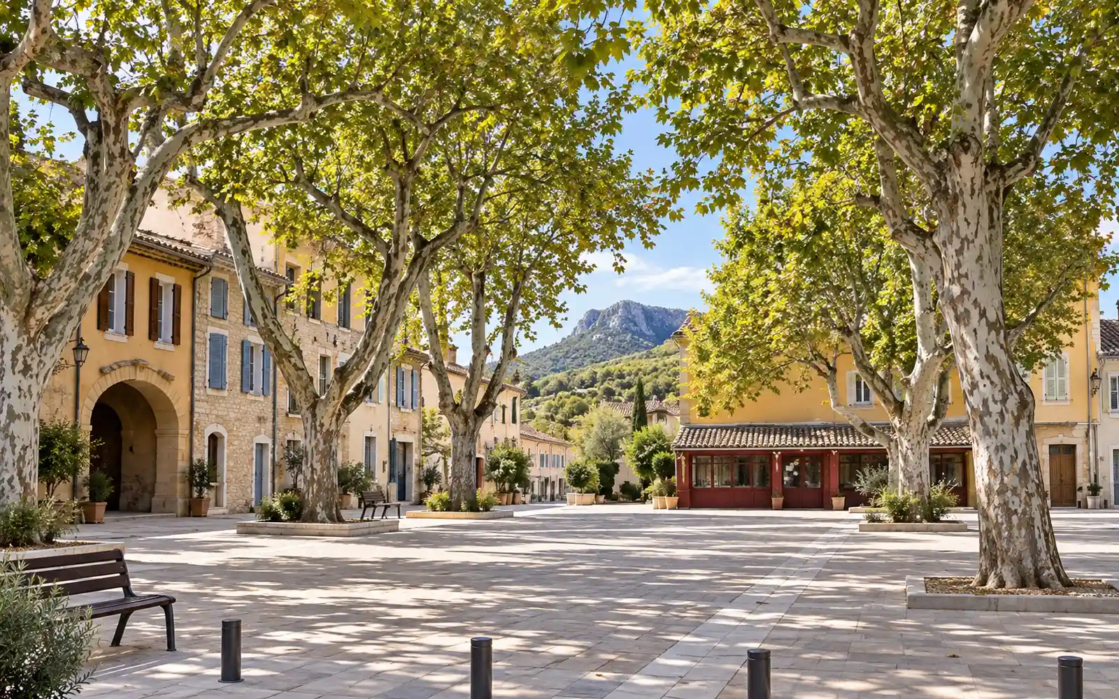 Place provençale de La Farlède avec le mont Coudon en arrière-plan
