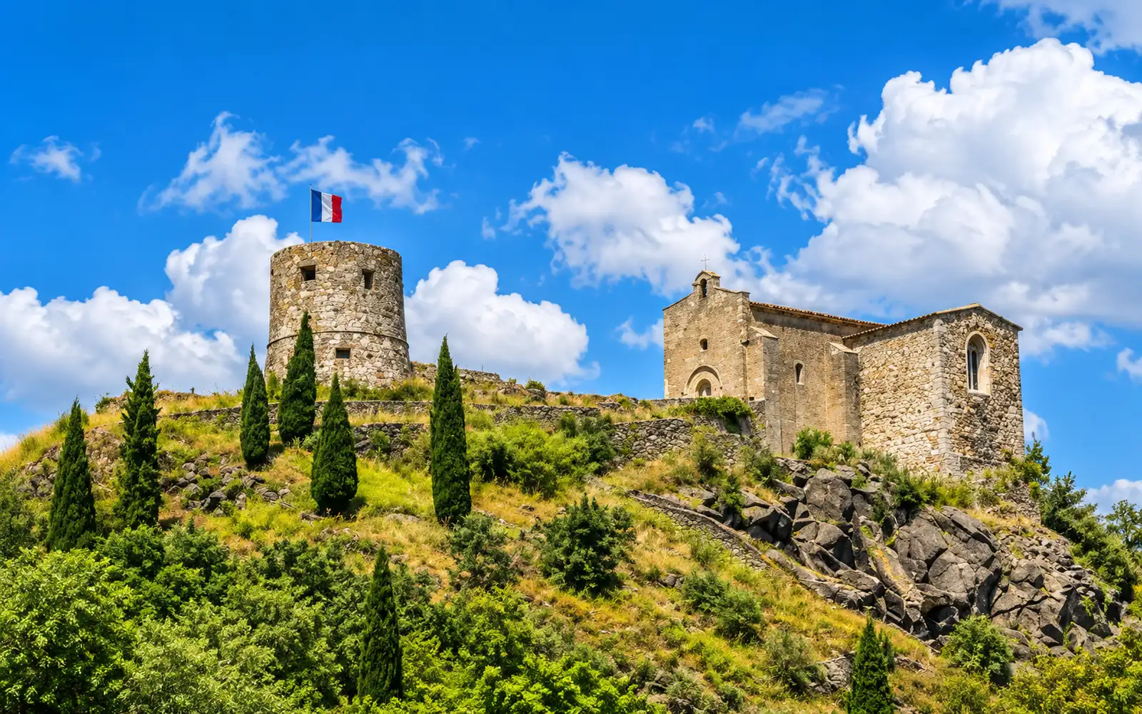 Le Rocher de La Garde et ses monuments dans le Var