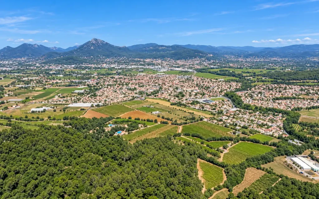 Vue aérienne de La Crau et de ses quartiers dans le Var